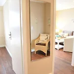 Schoenes Neues Hochwertig Renoviertes 2-zimmer In Der 4. Etage. Апартаменты Вестерланд