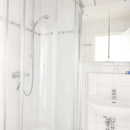 Apartment Schoenes Neues Hochwertig Renoviertes 2-zimmer In Der 4. Etage.